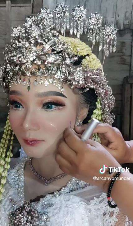 Transformasi mengejutkan wanita desa setelah dimakeup jadi pengantin Sunda.