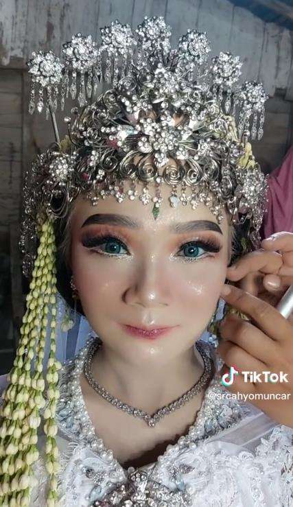 Transformasi mengejutkan wanita desa setelah dimakeup jadi pengantin Sunda.