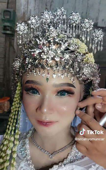 Transformasi mengejutkan wanita desa setelah dimakeup jadi pengantin Sunda.