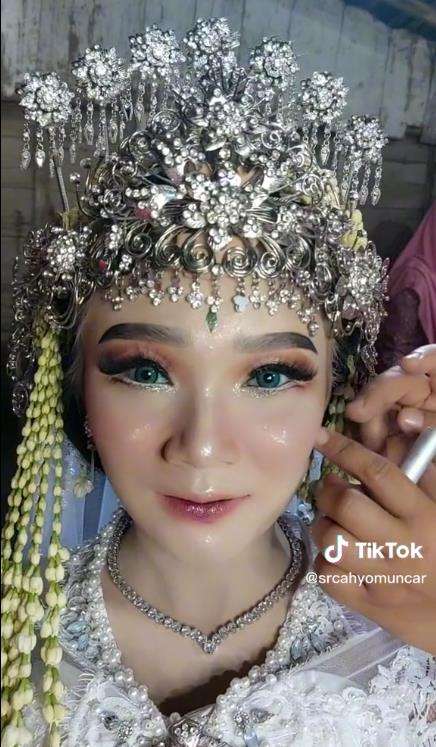 Transformasi mengejutkan wanita desa setelah dimakeup jadi pengantin Sunda.
