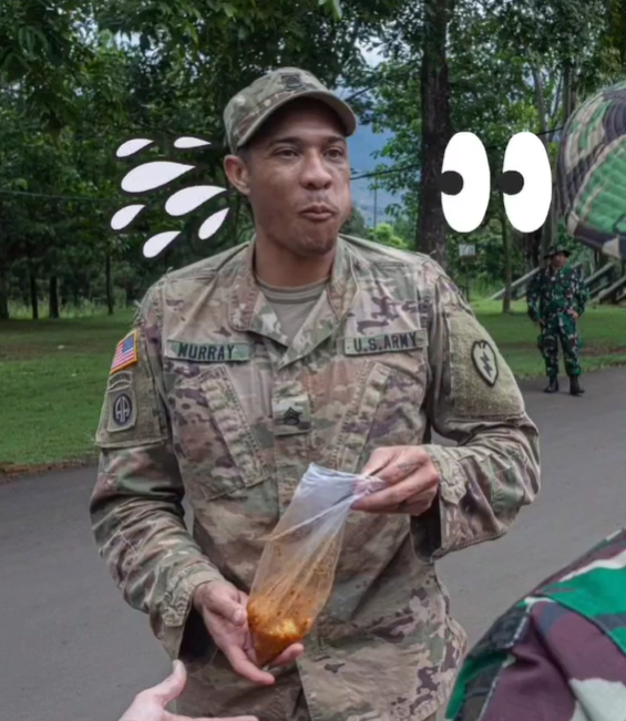 Potret Tentara Amerika Antre Beli Siomay Gerobak