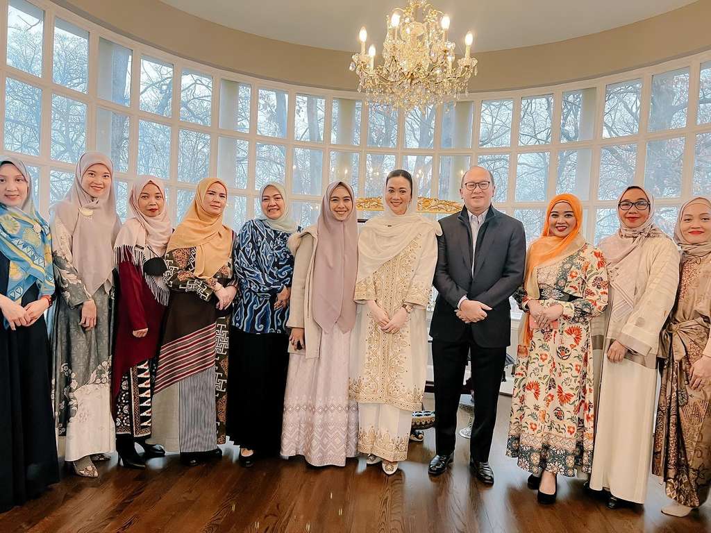 Potret Oki Setiana Dewi Ceramah di Amerika Serikat