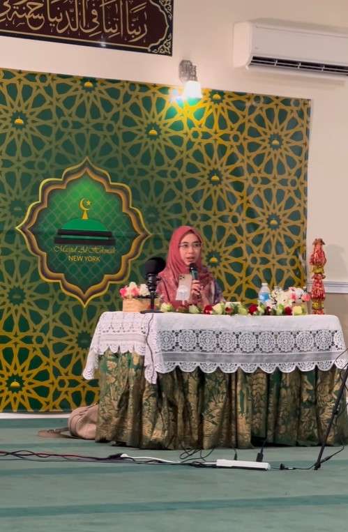 Potret Oki Setiana Dewi Ceramah di Amerika Serikat