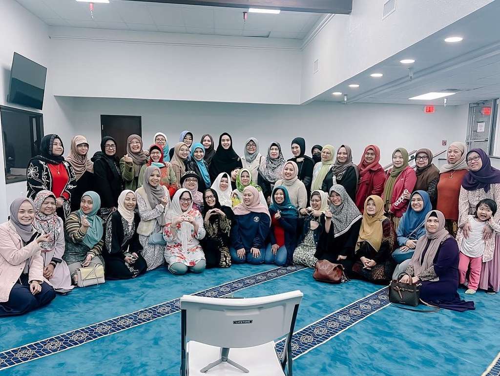 Potret Oki Setiana Dewi Ceramah di Amerika Serikat