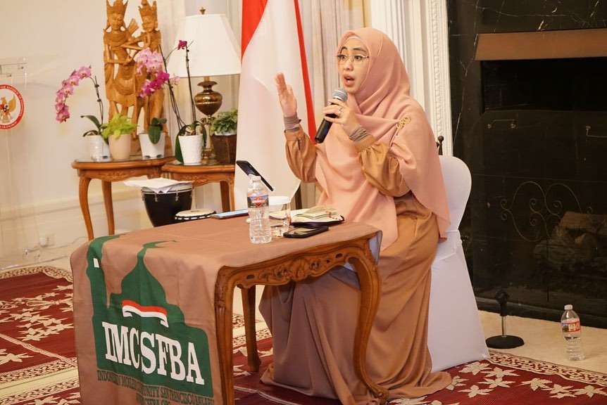 Potret Oki Setiana Dewi Ceramah di Amerika Serikat
