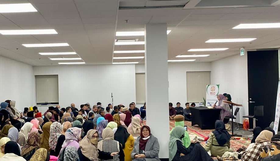 Potret Oki Setiana Dewi Ceramah di Toronto Kanada