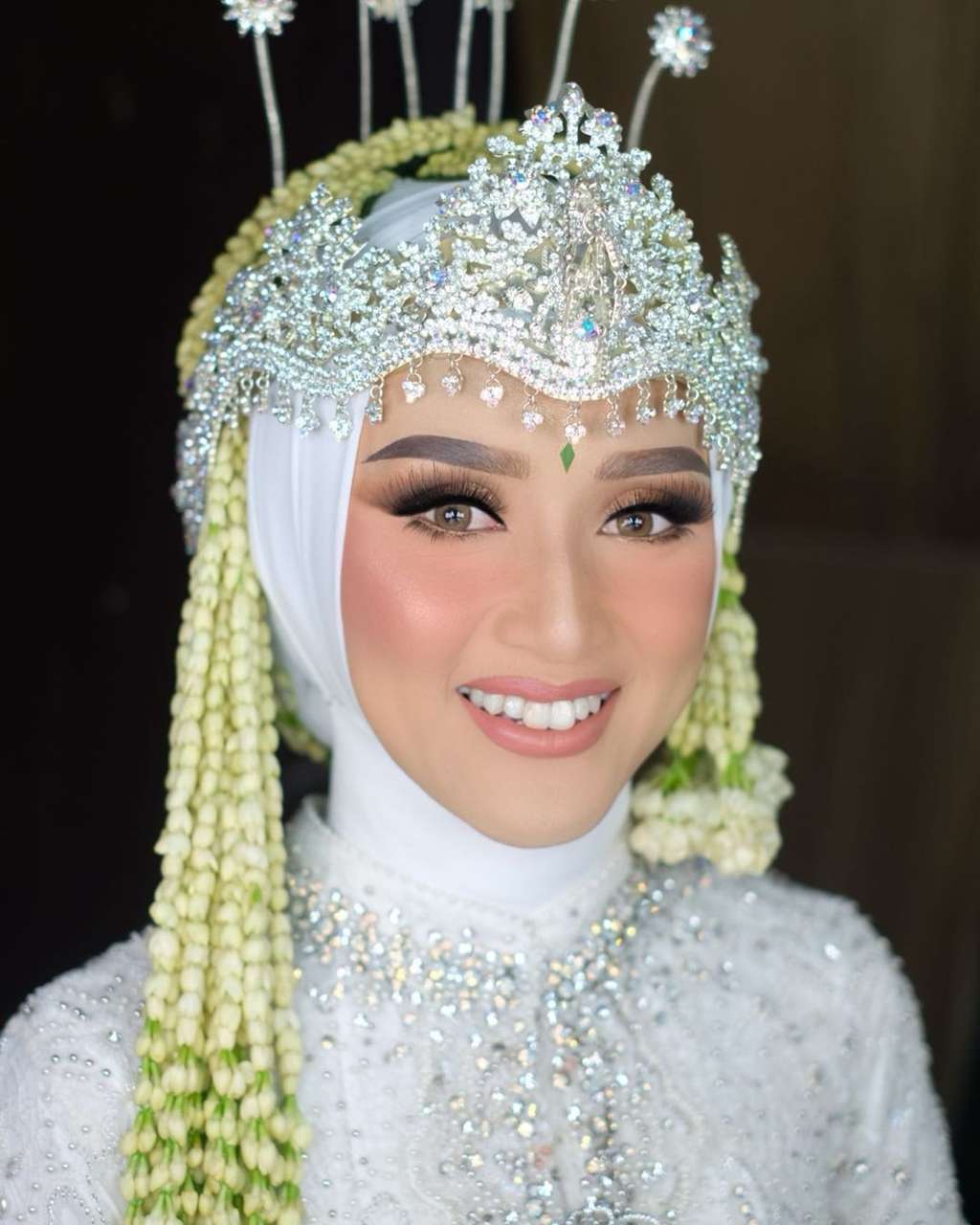 Gaya Makeup dengan Siger Sunda