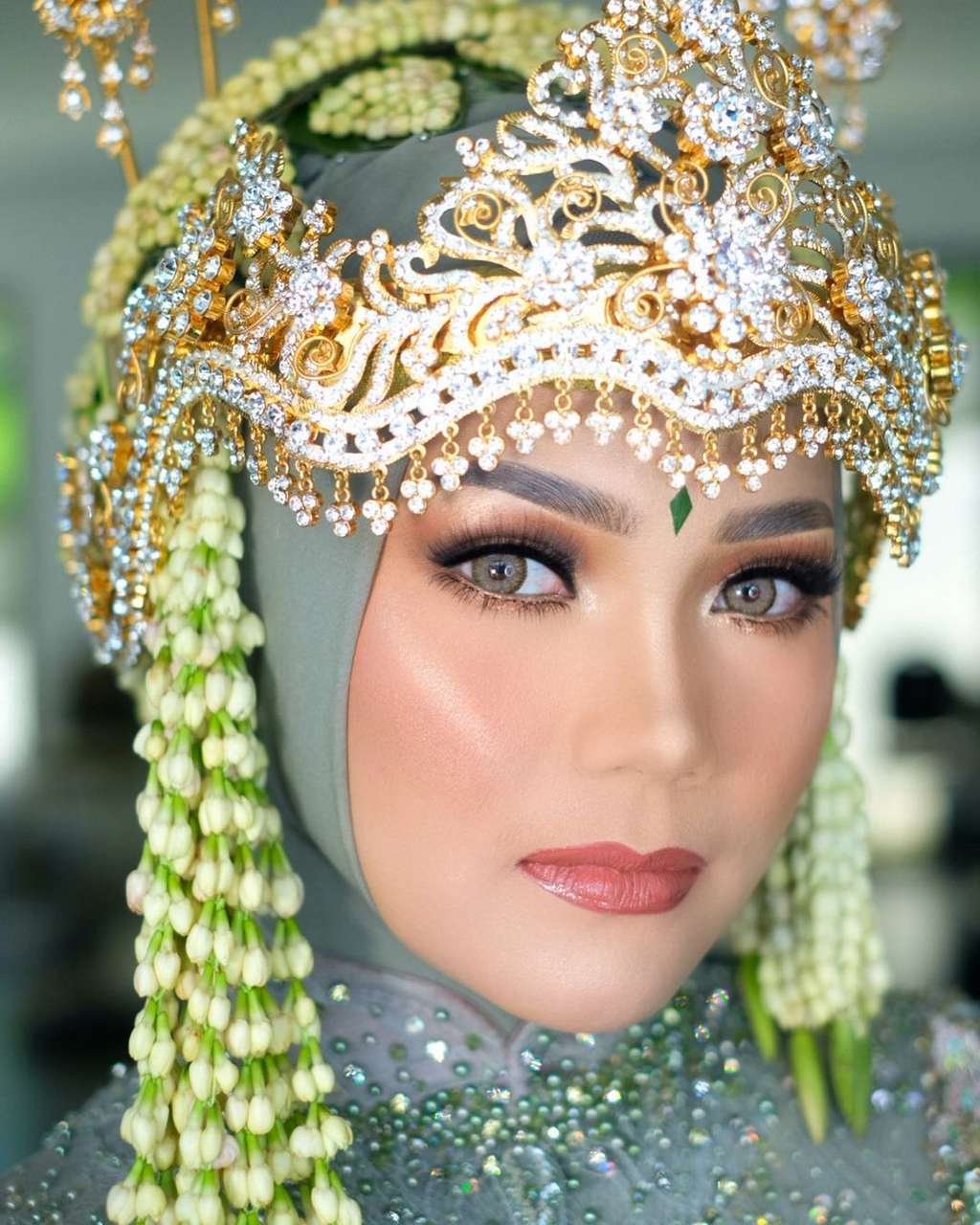 Gaya Makeup dengan Siger Sunda