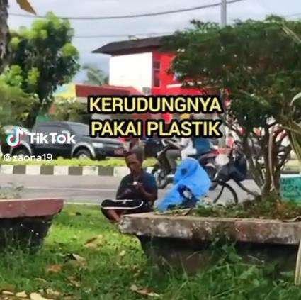 Gadis cilik sholat di pinggir jalan pakai mukena dari plastik.
