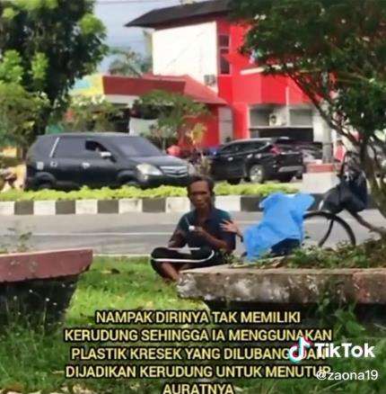 Gadis cilik sholat di pinggir jalan pakai mukena dari plastik.