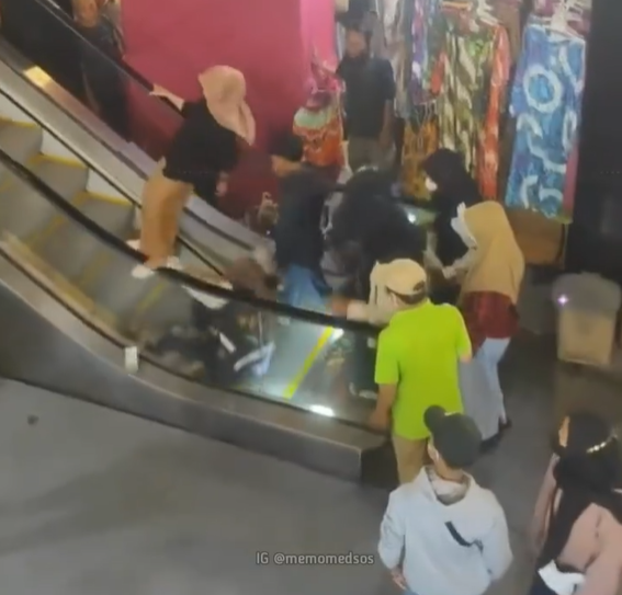 Mau Ngakak Tapi Kasihan, Emak-emak Jatuh dan Guling-guling saat Naik Eskalator