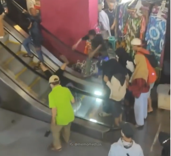 Mau Ngakak Tapi Kasihan, Emak-emak Jatuh dan Guling-guling saat Naik Eskalator
