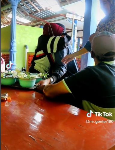 10 Tahun Merantau Tak Pernah Pulang, Pria Ini Menyamar Jadi Pelayan Kejutkan Orang Tua