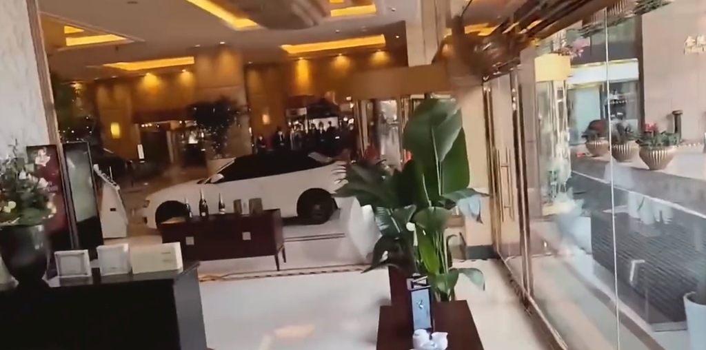 Murka Laptopnya Hilang di Kamar, Pria Ini Acak-acak Lobi Hotel dengan Mobil Sport