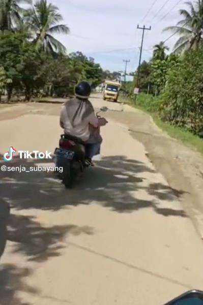 Aksi nekat cewek naik motor sudah reyot.