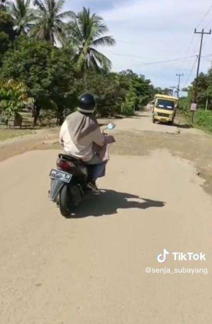 Aksi nekat cewek naik motor sudah reyot.