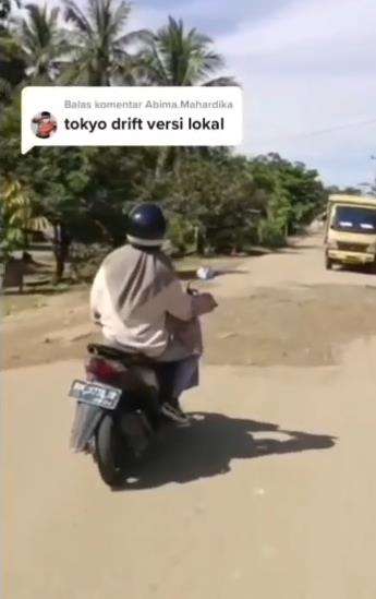 Aksi nekat cewek naik motor sudah reyot.