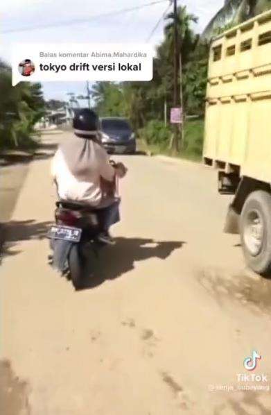 Aksi nekat cewek naik motor sudah reyot.