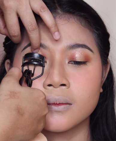 Menjepit Bulu Mata