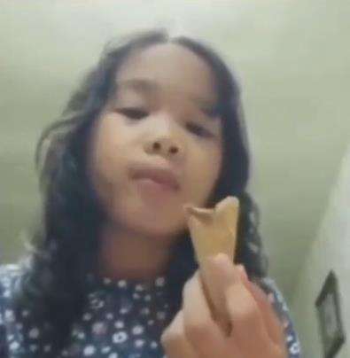 Hampir habis nikmati es krimnya tiba-tiba ada cicak di dalamnya.
