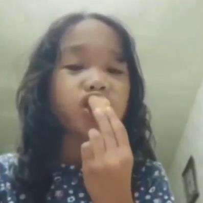 Hampir habis nikmati es krimnya tiba-tiba ada cicak di dalamnya.