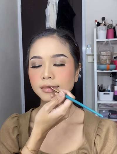 Memakai Lipstik