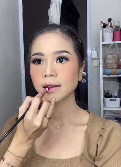 Memakai Lipstik