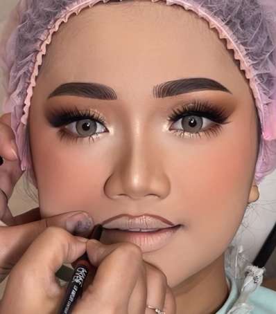 Memakai Lip Liner