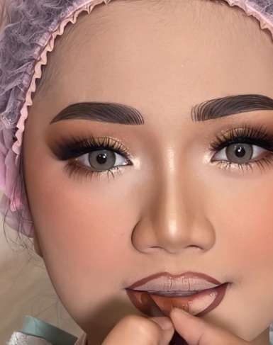Memakai Lipstik