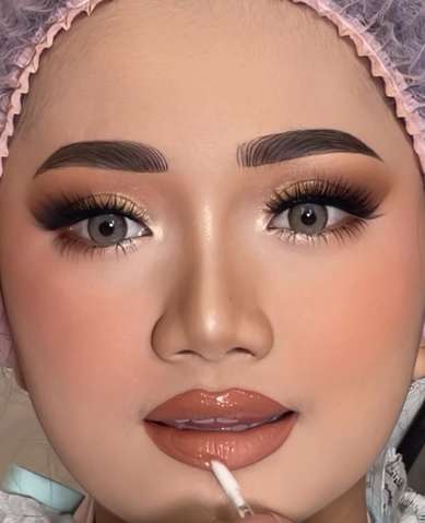 Memakai Lip Gloss