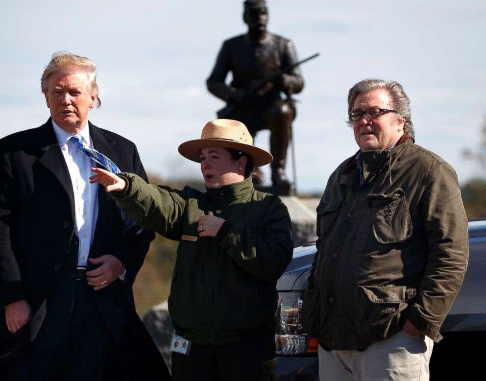 Donald Trump dan Steve Bannon (kanan), Wakil Tim Kampanye Trump dan Direktur Cambrige Analytica