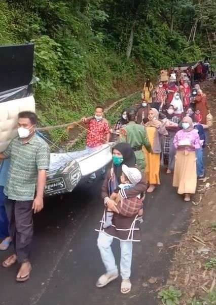 Heboh Aksi Warga Antar Seserahan Nikah Mirip Orang Evakuasi Korban Bencana