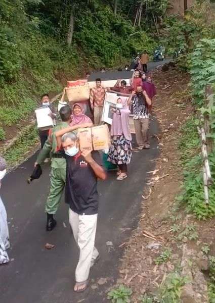 Heboh Aksi Warga Antar Seserahan Nikah Mirip Orang Evakuasi Korban Bencana