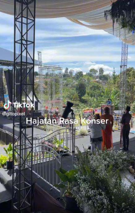 Viral acara sunatan panggung hiburannya rasa konser.