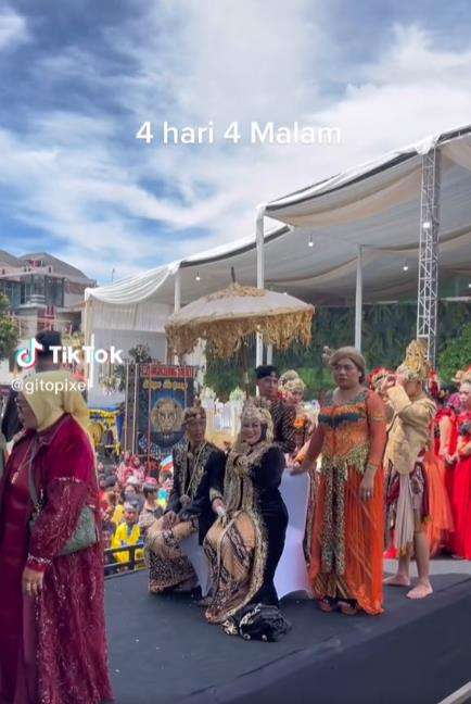 Viral acara sunatan panggung hiburannya rasa konser.