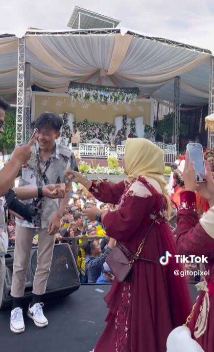 Viral acara sunatan panggung hiburannya rasa konser.