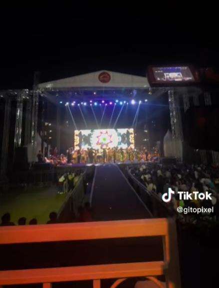 Viral acara sunatan panggung hiburannya rasa konser.