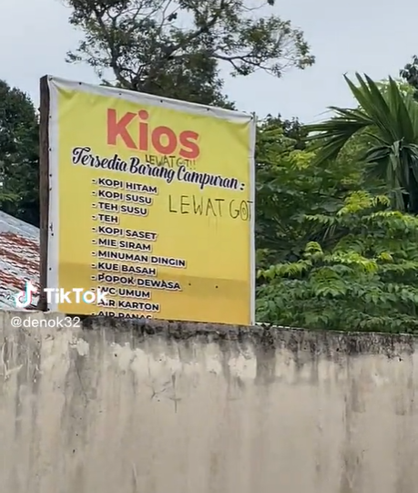 Jajan di Warung Kopi Ini Serasa Ikutan Benteng Takeshi, Pembeli Harus Lewat Selokan