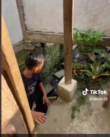 Jajan di Warung Kopi Ini Serasa Ikutan Benteng Takeshi, Pembeli Harus Lewat Selokan
