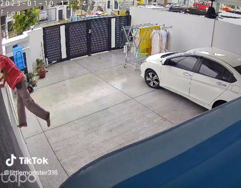 Mencurigakan! Aksi pria panjat pagar dan masuk halaman rumah.