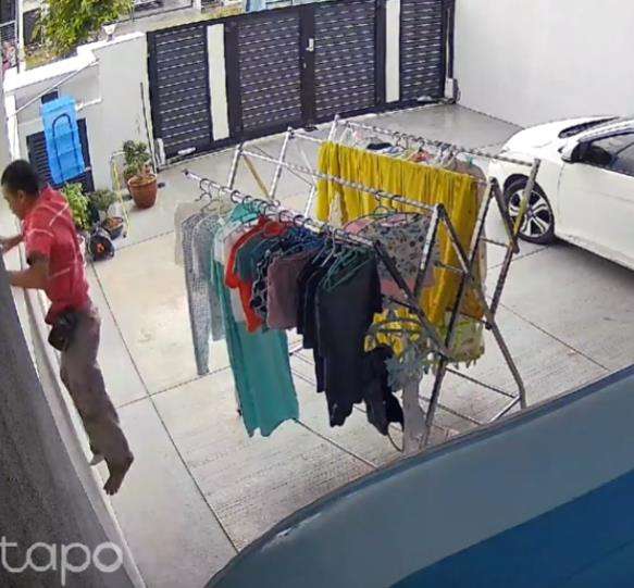 Mencurigakan! Aksi pria panjat pagar dan masuk halaman rumah.