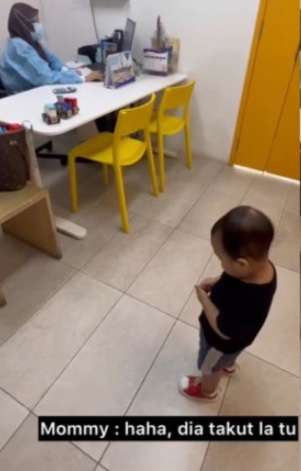 Bocah Ini Diam Seolah Berdoa Saat Akan Disuntik Dokter Bocah Ini Diam Seolah Berdoa Saat Akan Disuntik Dokter