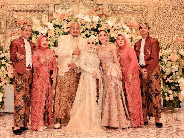 Pengantin wanita auto minder saat undang Yuni Shara di pernikahannya.