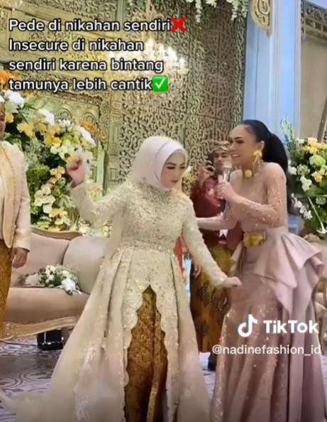 Pengantin wanita auto minder saat undang Yuni Shara di pernikahannya.