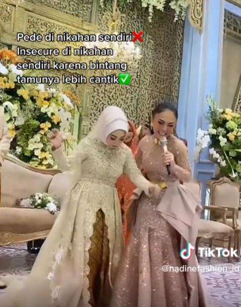 Pengantin wanita auto minder saat undang Yuni Shara di pernikahannya.