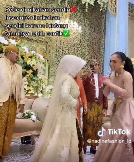 Pengantin wanita auto minder saat undang Yuni Shara di pernikahannya.