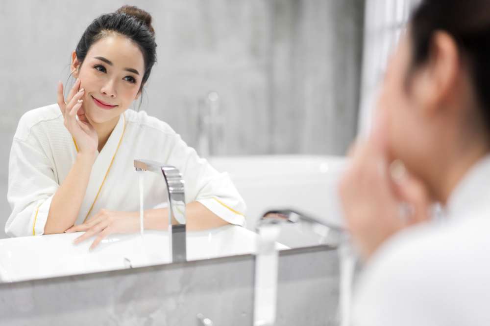4 Cara Tepat Membersihkan Heavy Makeup Tanpa Bikin Kulit Iritasi