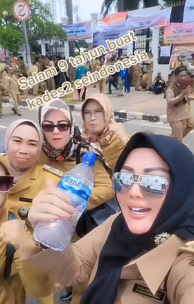 Heboh Ibu Kepala Desa Demo Pakai Kacamata Louis Vuitton hingga Gigi Diveneer