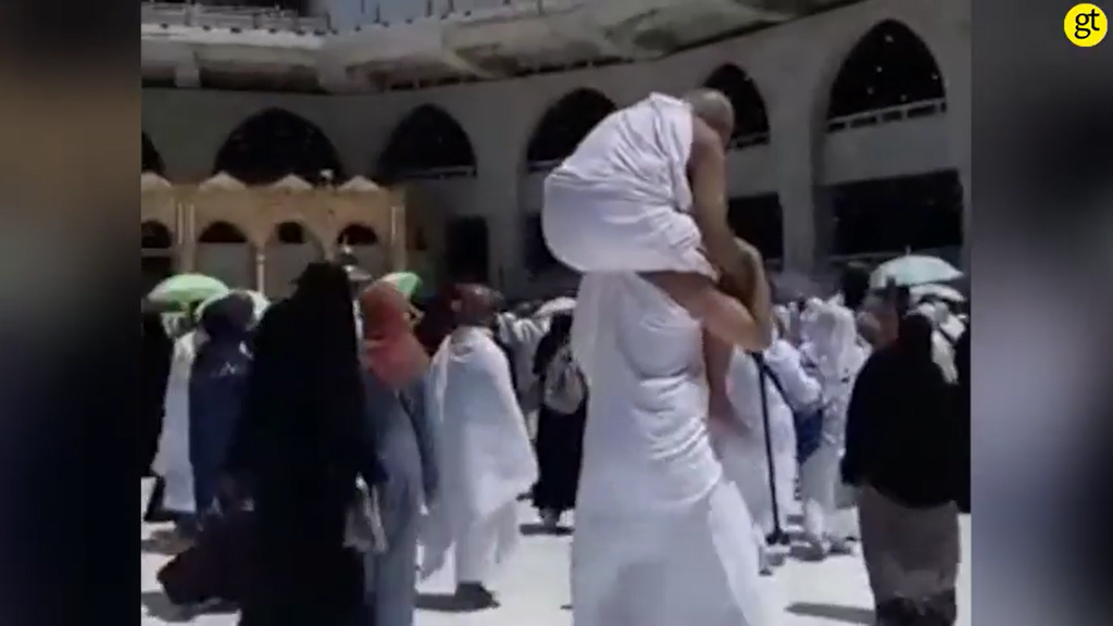 Haru! Pria Ini Rela Gendong Ayah di Pundak Saat Ibadah Umrah