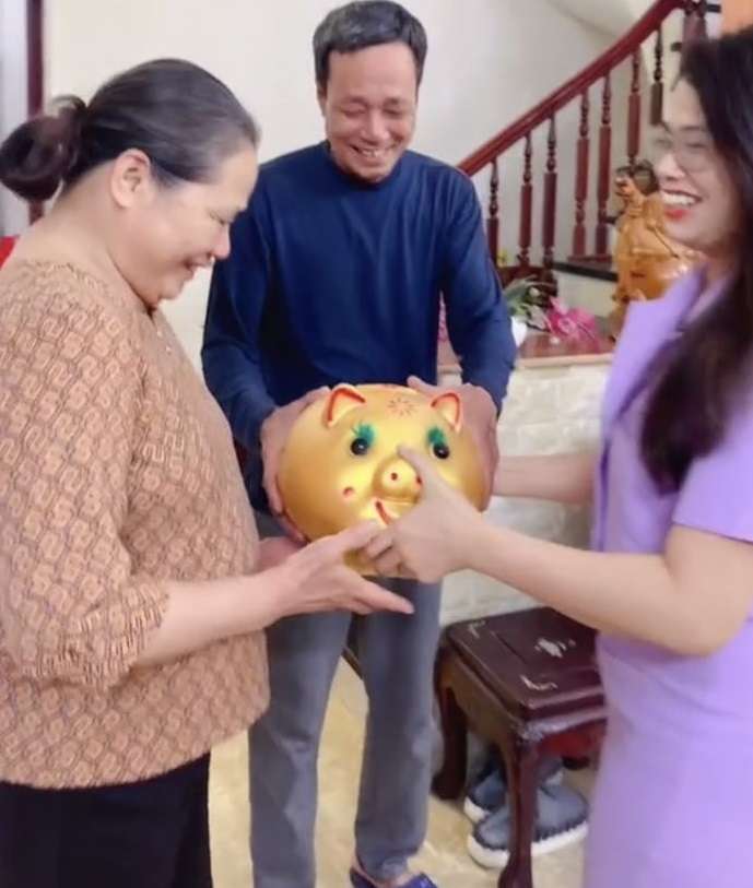 Orangtua Dapat Kado Celengan dari Anak, Kaget Pas Dibuka Isinya Tak Terduga